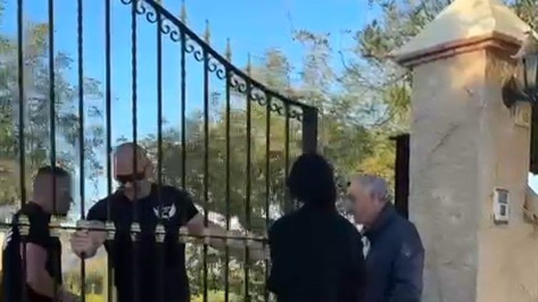 La celebrity Ariel King se lleva un botín de miles de euros y deja destrozos en el chalé al irse tras meses sin pagar el alquiler