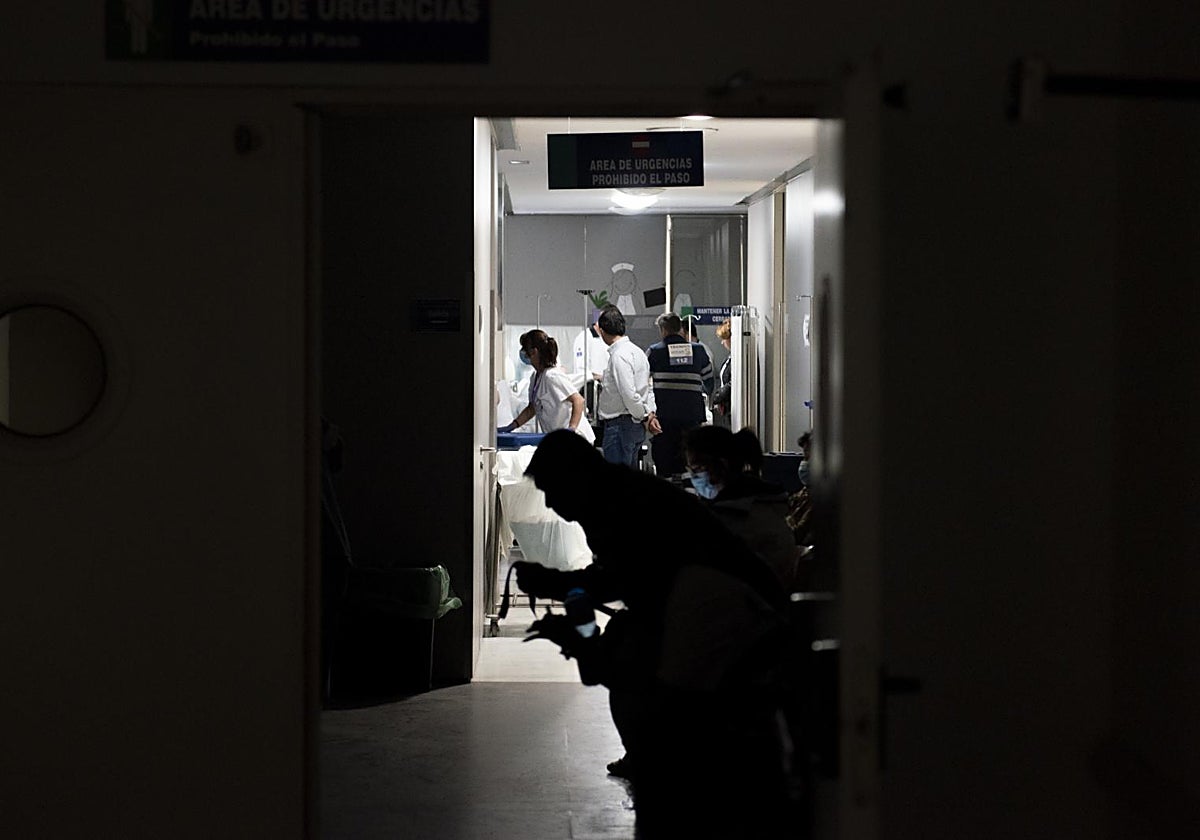 Sanitarios trabajando en un hospital durante el apagón del pasado 28 de abril