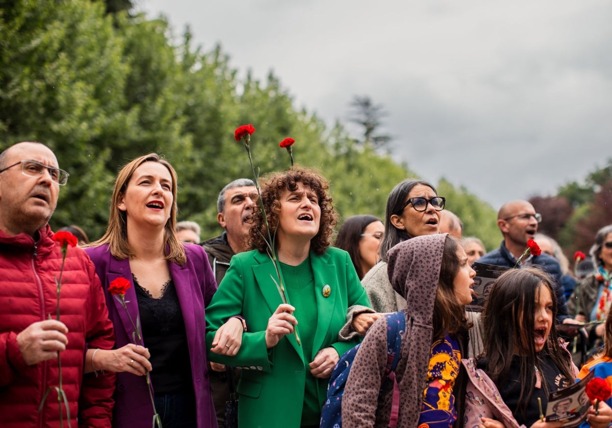 Decenas de personas en Santiago de Compostela celebrando el 50 aniversario de la Revolución de los Claveles