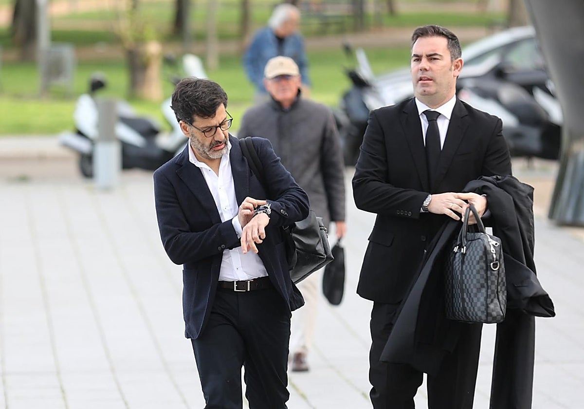 Entrada a los juzgados de Jesús León con uno de los abogados