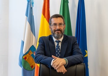 Franco saluda al ministro Marlaska en su visita al Campo de Gibraltar.