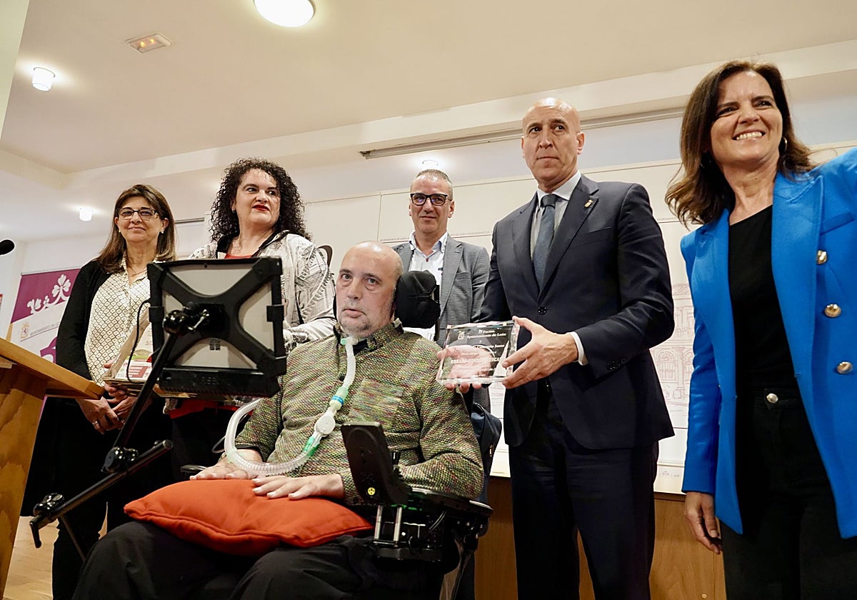 El alcalde de León, José Antonio Diez, entrega el Premio de Comercio Justo a Urbano González Escapa