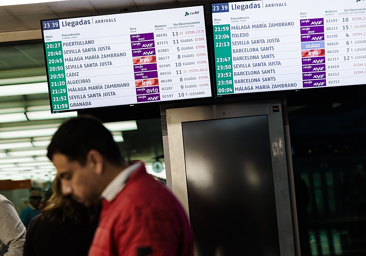 Monitores de información sobre horarios y trenes en la Estación de Atocha este domingo
