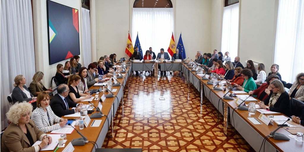 La Sectorial de Infancia se convierte en un diálogo de sordos sin cifras oficiales de reparto de menores y con la oposición frontal del PP