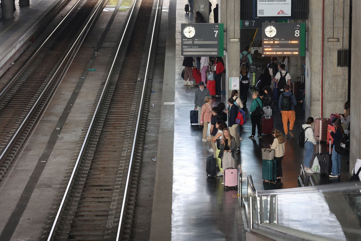 El colapso en la estación de trenes de Córdoba tras el sabotaje de la línea Madrid-Sevilla
