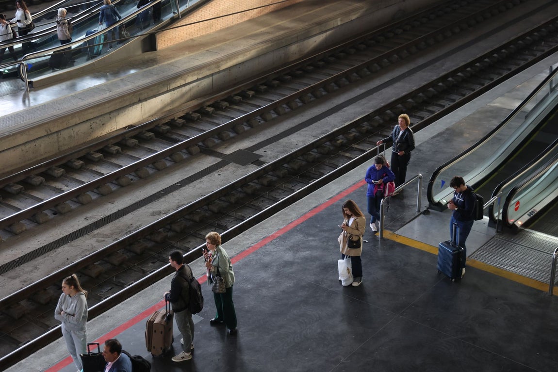 El colapso en la estación de trenes de Córdoba tras el sabotaje de la línea Madrid-Sevilla