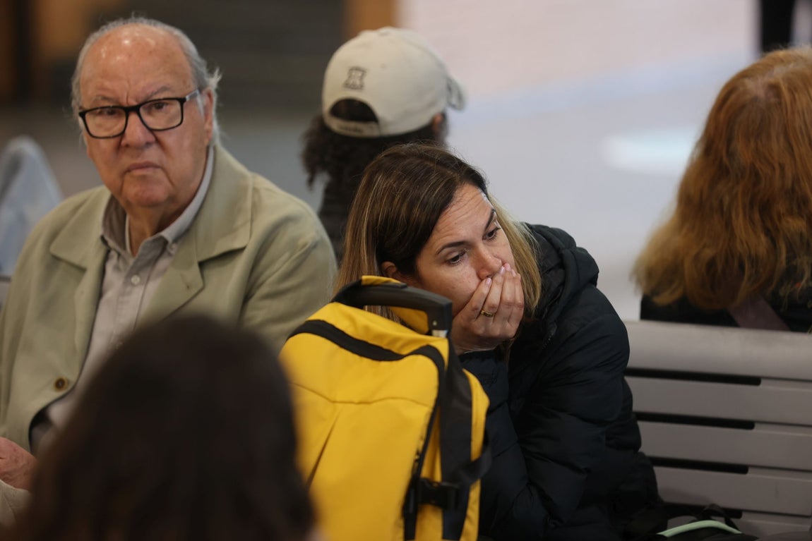 El colapso en la estación de trenes de Córdoba tras el sabotaje de la línea Madrid-Sevilla