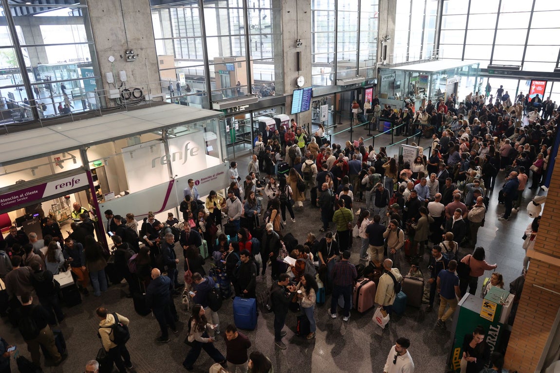 El colapso en la estación de trenes de Córdoba tras el sabotaje de la línea Madrid-Sevilla