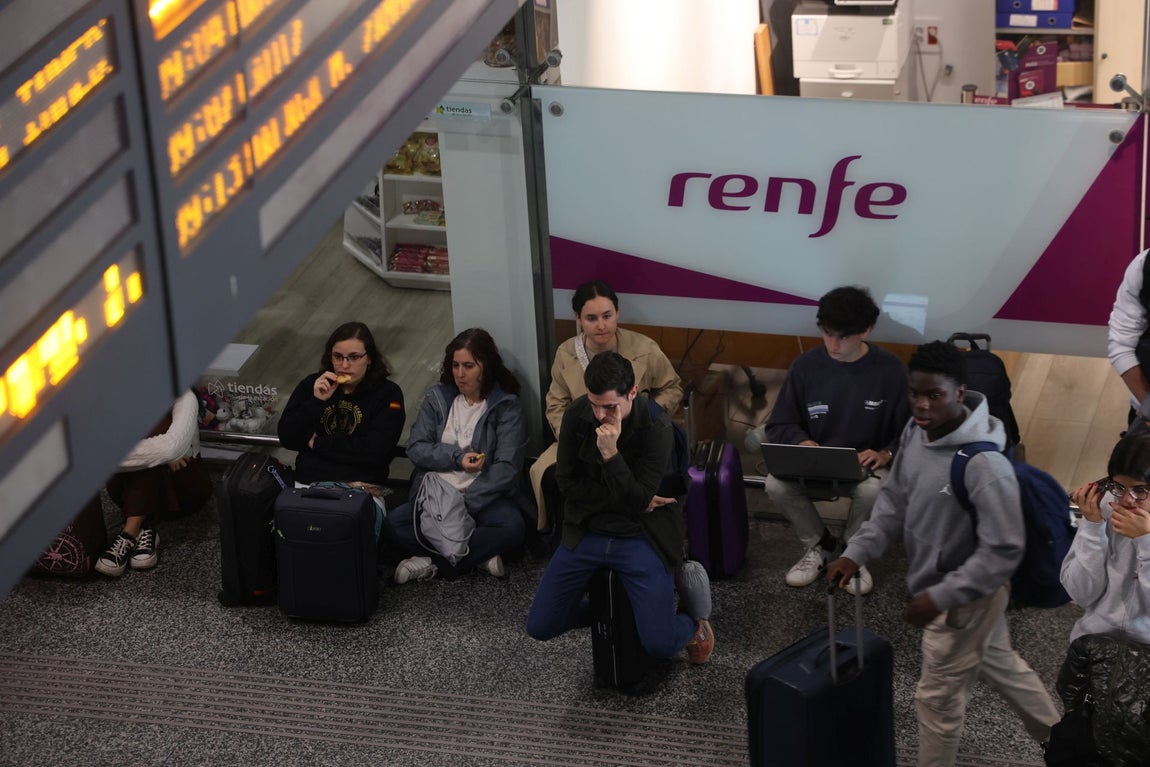 El colapso en la estación de trenes de Córdoba tras el sabotaje de la línea Madrid-Sevilla