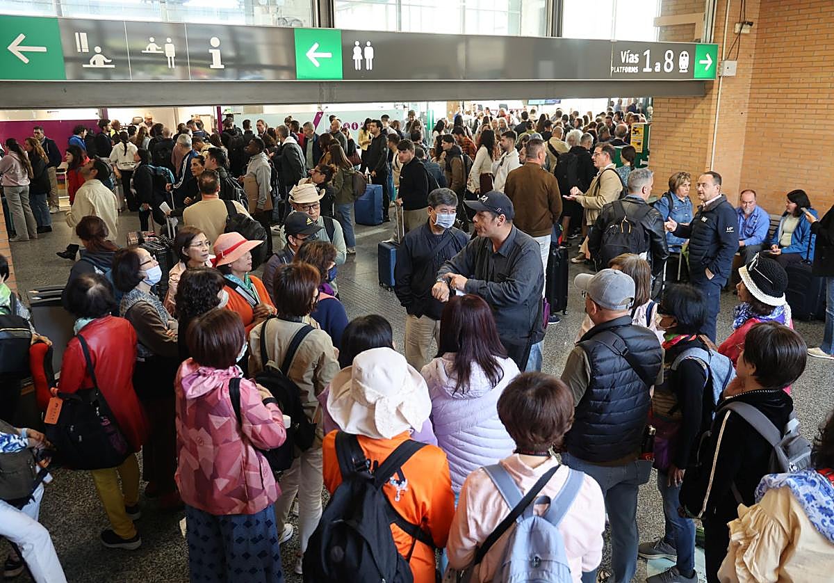 Pasajeros esperando en la estación de trenes de Córdoba