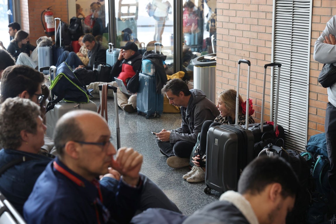 El colapso en la estación de trenes de Córdoba tras el sabotaje de la línea Madrid-Sevilla