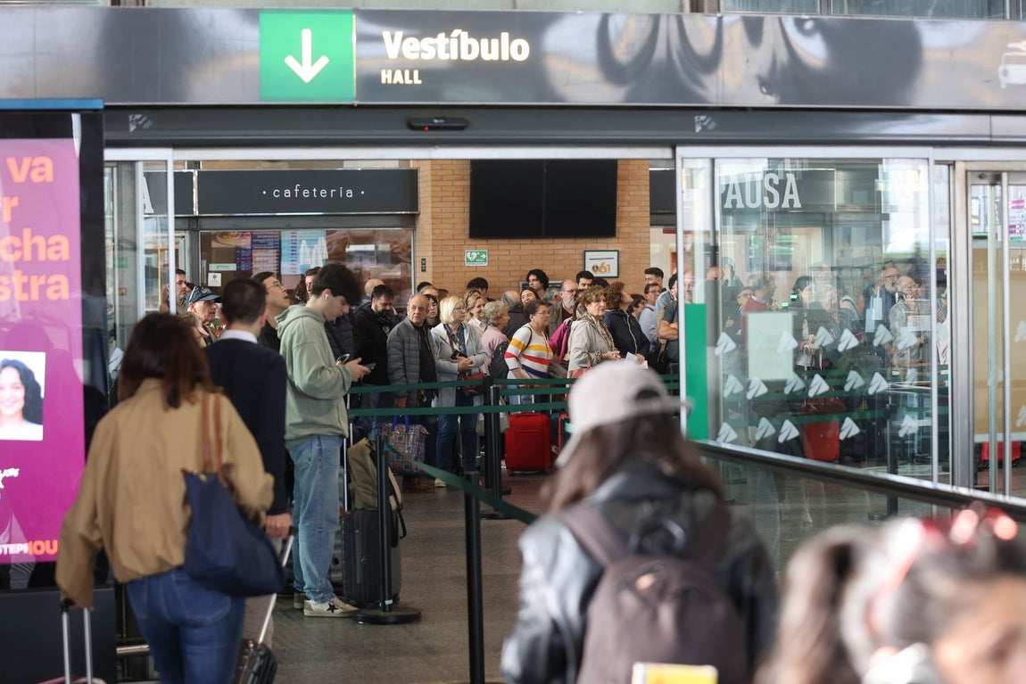 El colapso en la estación de trenes de Córdoba tras el sabotaje de la línea Madrid-Sevilla