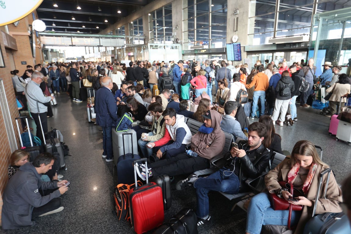 El colapso en la estación de trenes de Córdoba tras el sabotaje de la línea Madrid-Sevilla