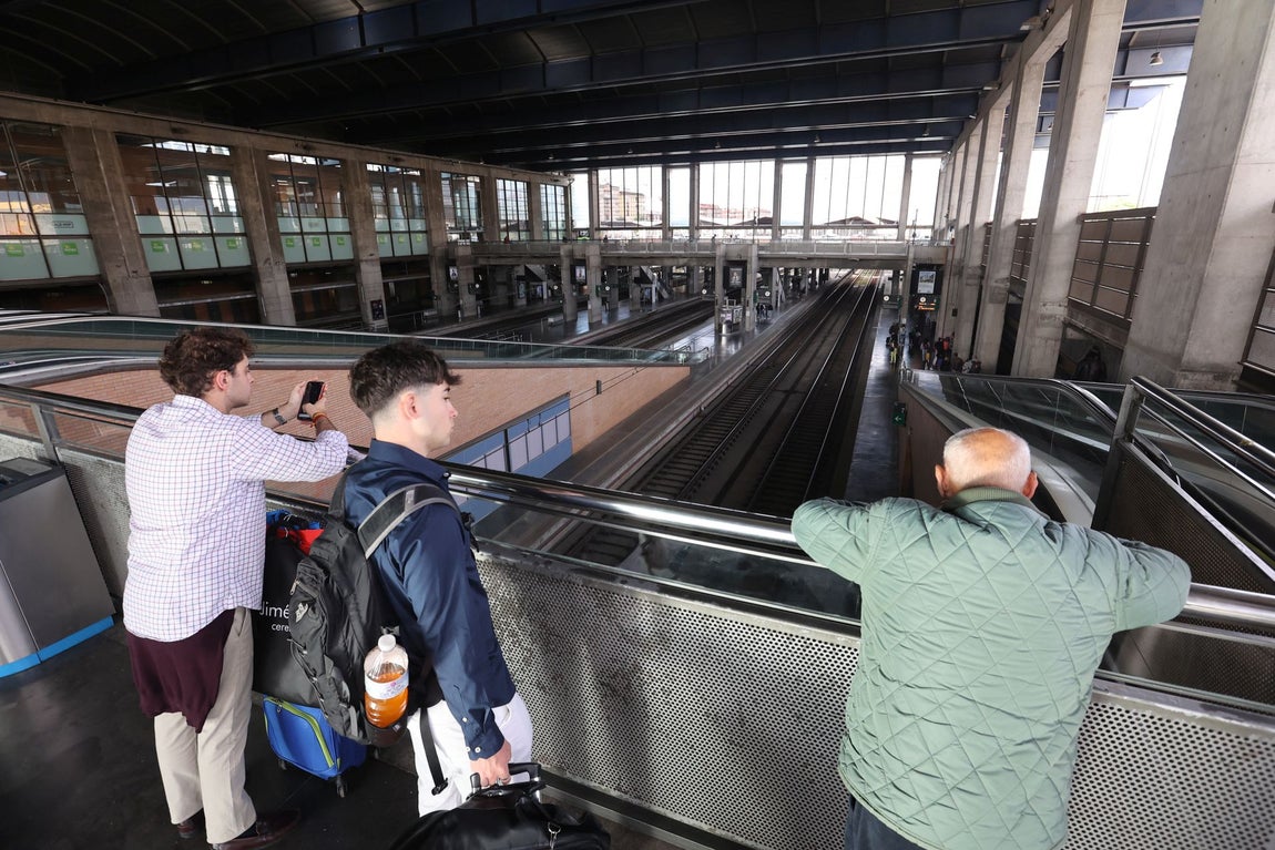 El colapso en la estación de trenes de Córdoba tras el sabotaje de la línea Madrid-Sevilla