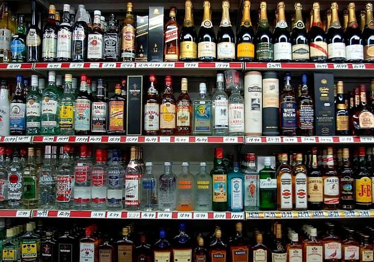 Botellas de alcohol en una estantería