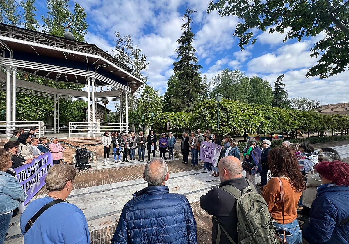 Asistentes a la concentración contra la vilolencia de género en el parque de la Vega