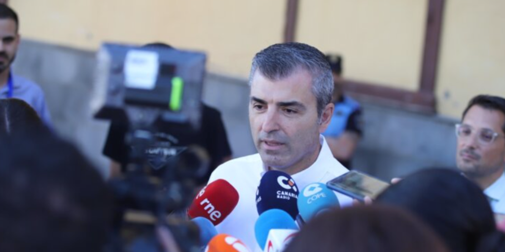 Domínguez cree que el Gobierno «toma el pelo» a Canarias con los menores migrantes y le insta a que cumpla la ley
