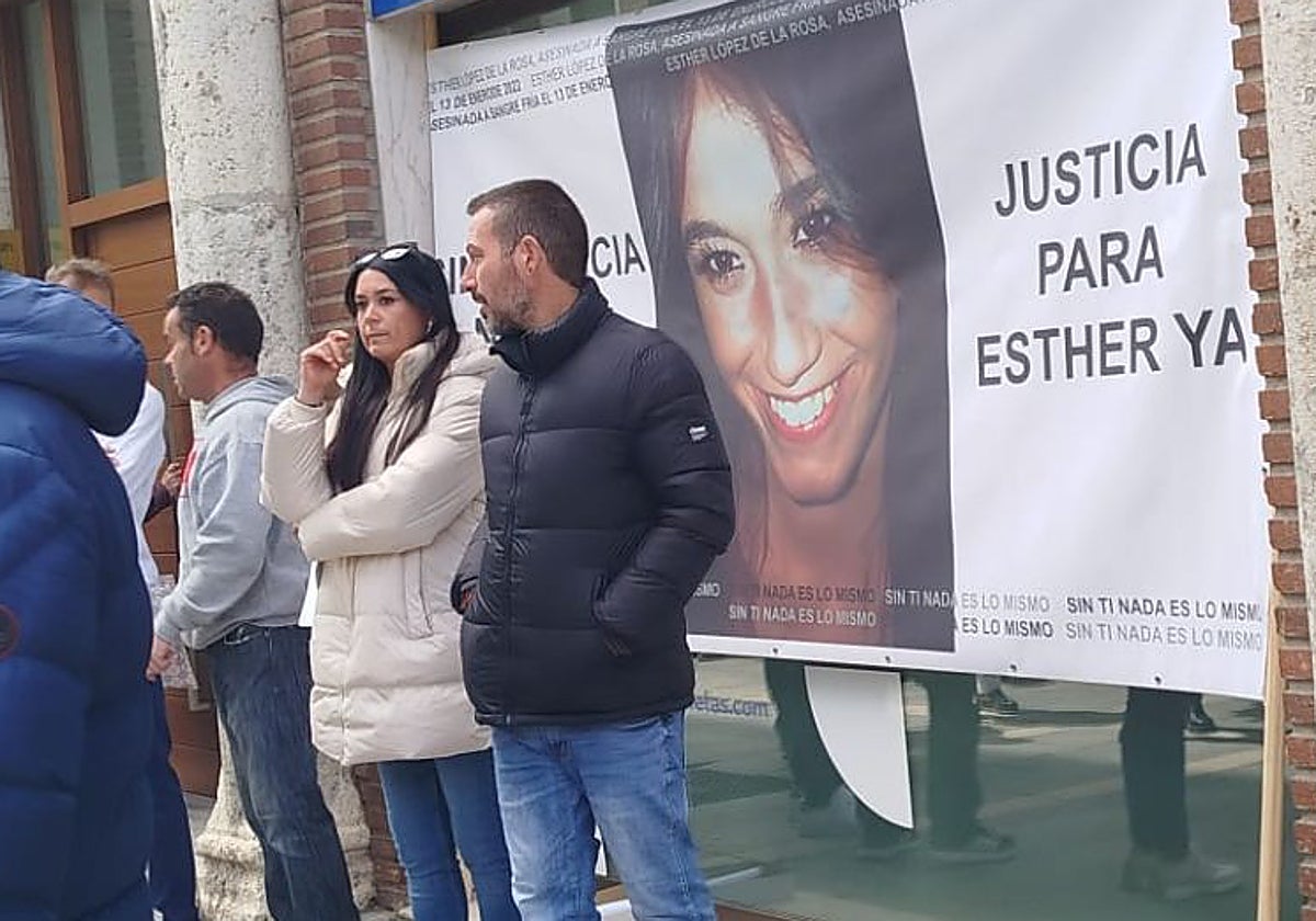 Concentración de familiares, amigos y allegados de Esther López ante las puertas del Juzgado