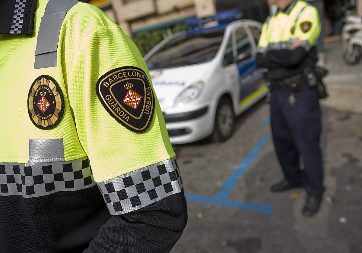 Agentes de la Guardia Urbana, en un control de tráfico.