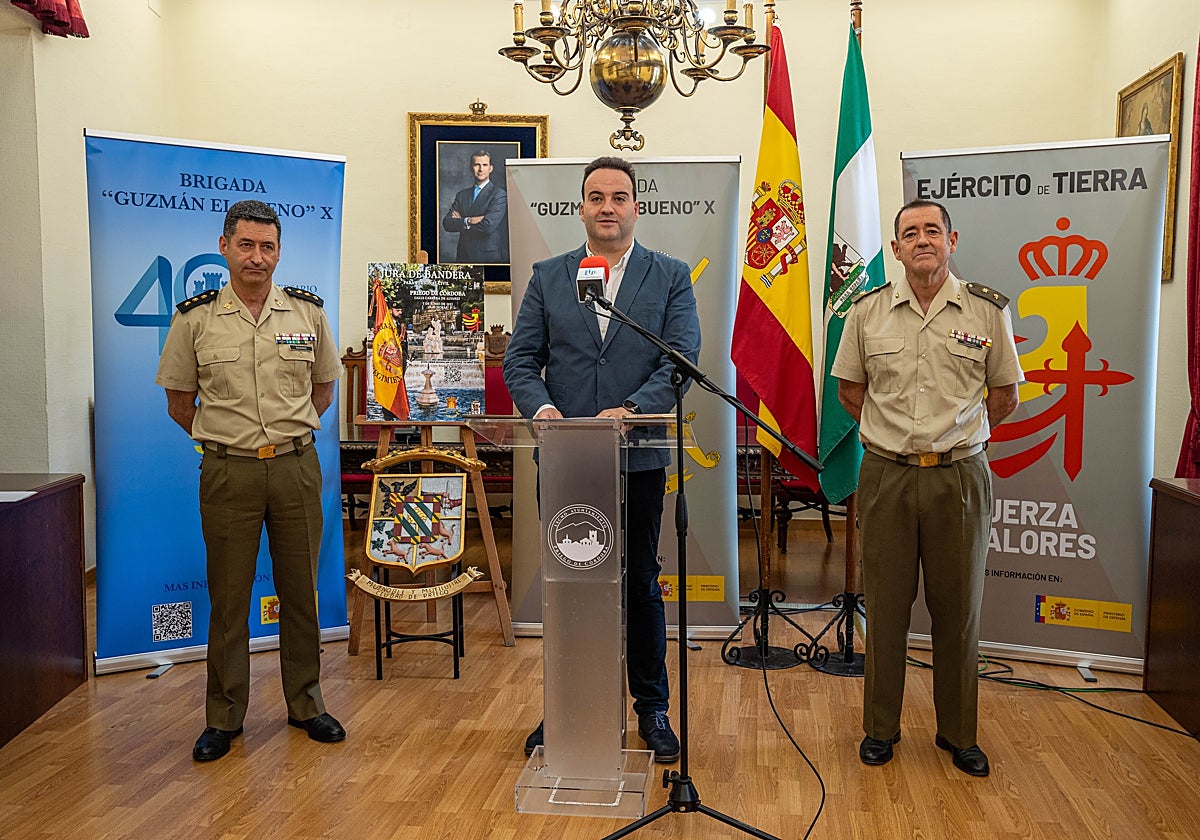 El alcalde de la localidad de la Subbética junto a mandos militares