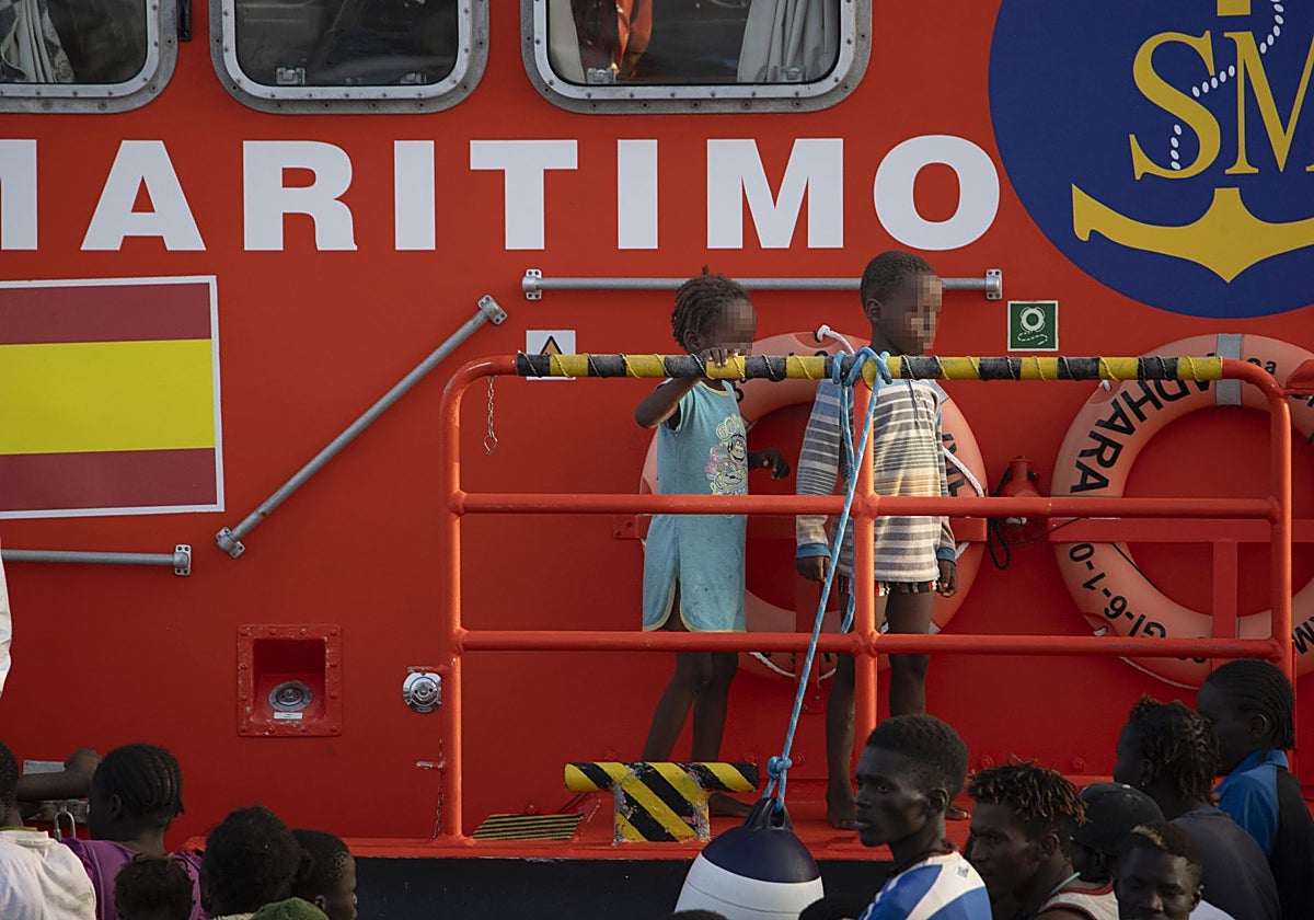 En el centro, dos menores migrantes desembarcados en El Hierro (Canarias), a finales de 2024