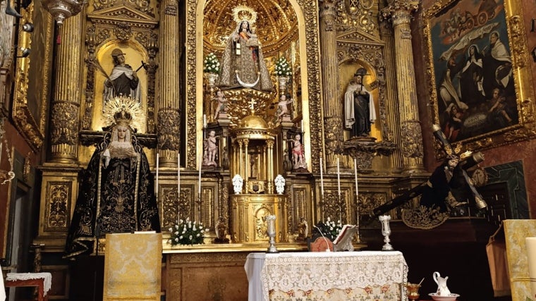 Altar mayor de la iglesia de San Cayetano, con los titulares de la hermandad del Caído a ambos lados de Nuestra Señora del Carmen