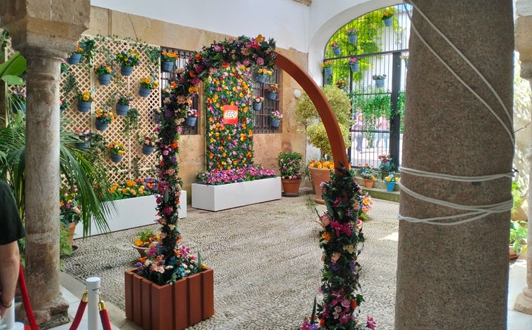 Imagen principal - Imagen del patio, del arco y las flores realizadas con LEGO