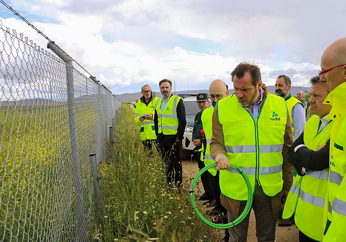 El ministro de Transportes, Óscar Puente, este lunes en Manzaneque (Toledo) uno de los lugares donde se produjo el robo del cable que originó el colapso del AVE Madrid-Sevilla