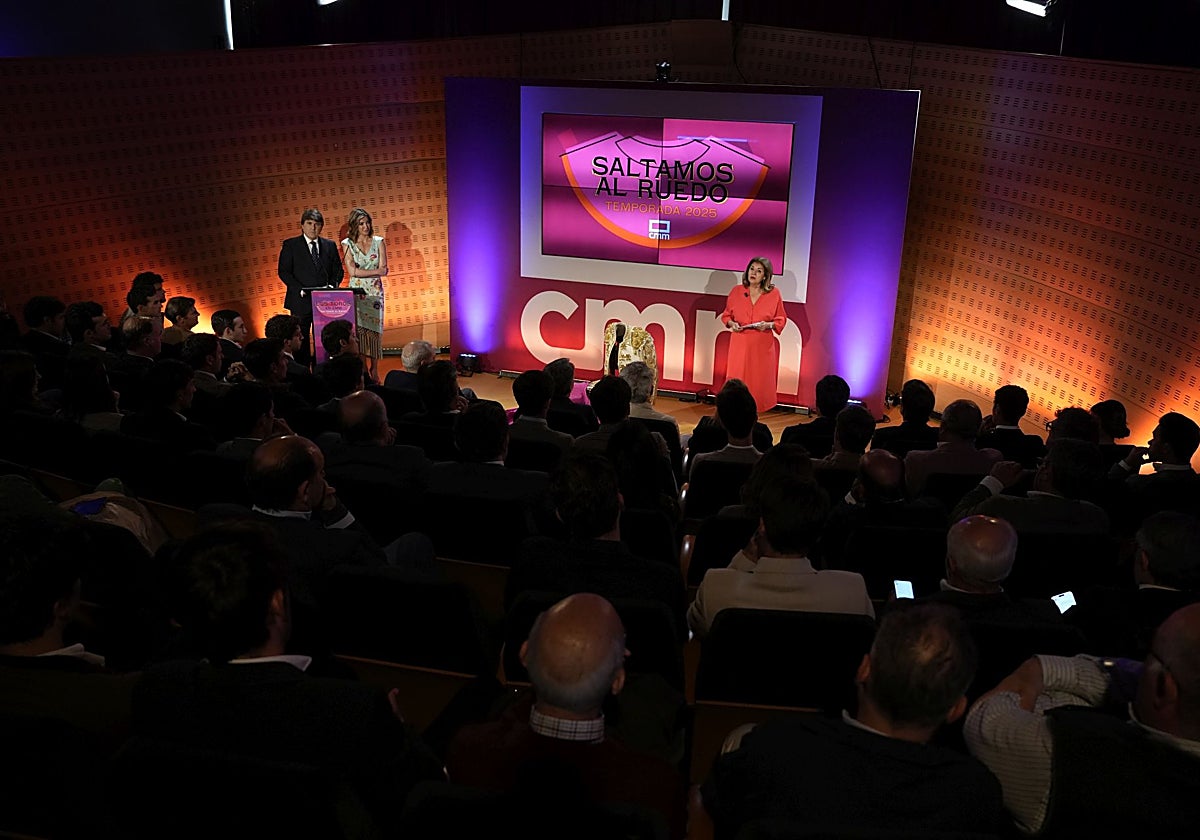 La directora general de CMMedia, Carmen Amores, con los presentadores José Miguel Martín de Blas y Mariló Leal