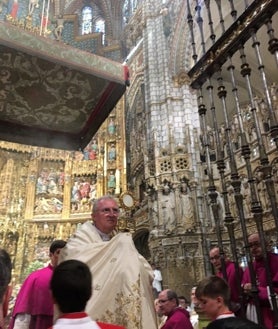 Imagen secundaria 2 - La última visita de Pietro Parolin a Toledo fue marzo de 2023 para presidir la consagración episcopal de Alejandro Arellano Cedillo, natural de Olías del Rey, nombrado obispo de Bisuldino. El inglés Arthur Roche (foto vertical) estuvo en el Corpus de 209 mientras que el húngaro Péter Erdö participó en el Corpus del año pasado.