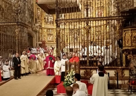 Imagen secundaria 1 - La última visita de Pietro Parolin a Toledo fue marzo de 2023 para presidir la consagración episcopal de Alejandro Arellano Cedillo, natural de Olías del Rey, nombrado obispo de Bisuldino. El inglés Arthur Roche (foto vertical) estuvo en el Corpus de 209 mientras que el húngaro Péter Erdö participó en el Corpus del año pasado.