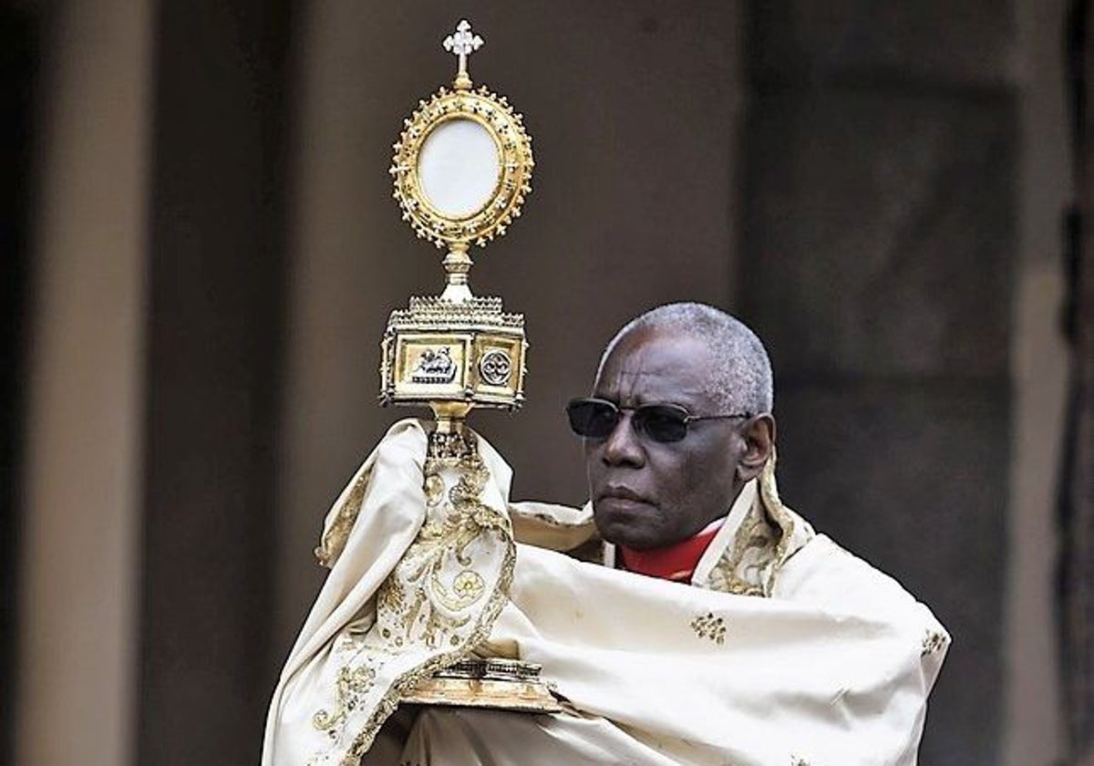 Robert Sarah bendijo en la plaza de Zocodover a los fieles en el Corpus de 2016 con el ostensorio labrado con el primer oro de América que la reina Isabel la Católica