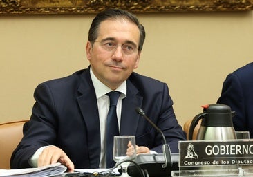 Albares alarga la agonía de los embajadores cesados en el Ministerio de Exteriores