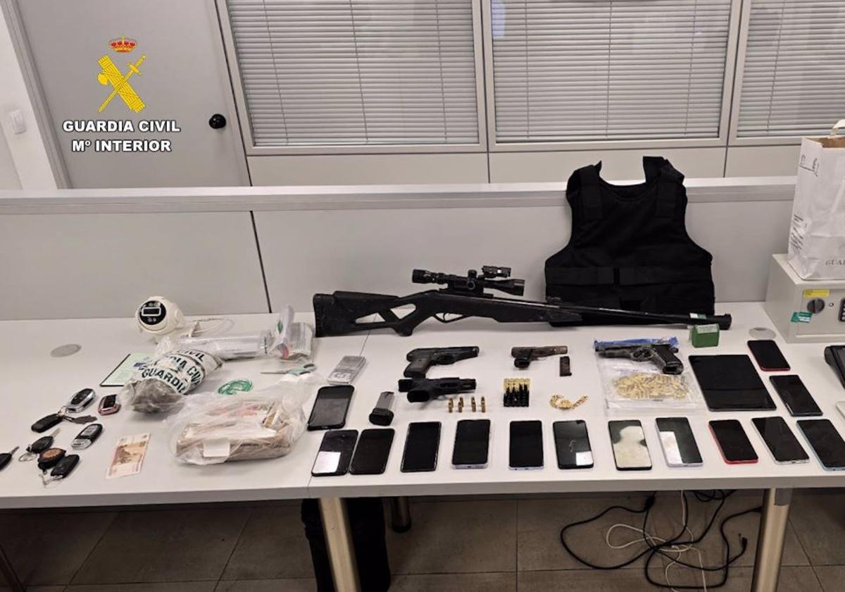 Armas, dinero y material incautado en la operación de la Benemérita
