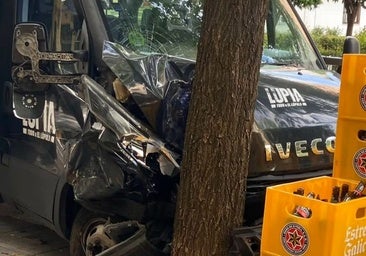 Un conductor ebrio de una furgoneta de reparto de cervezas se estrella con un árbol en la calle Sagunto