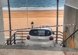 Un conductor ebrio empotra su coche en las escaleras del paseo marítimo de Rota