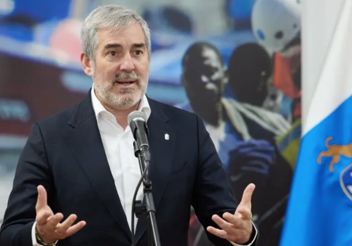 El presidente canario, Fernando Clavijo, atiende a los medios trss una reunión con varias ONGs en Madrid