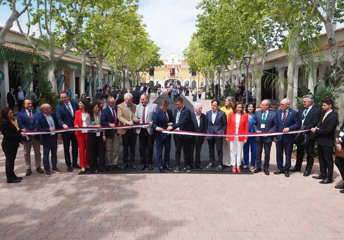 El consejero de Agricultura, el presidente de la diputación provincial y el alcalde de Albacete durante la apertura de la feria