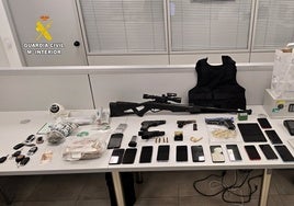 Armas, chalecos antibalas y cocaína de gran pureza: el arsenal intervenido a una banda de traficantes en Castellón