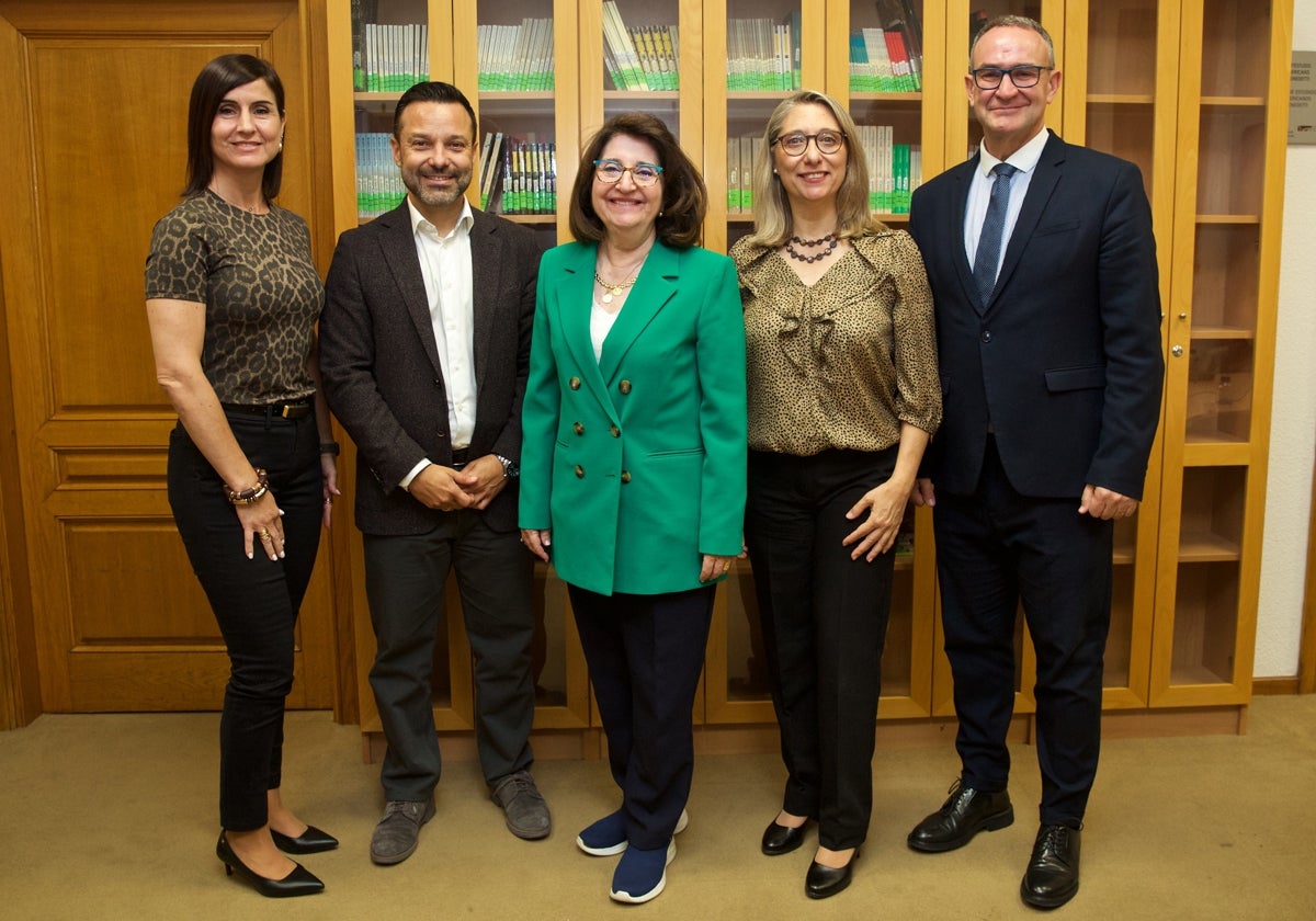 La rectora de la Universidad de Alicante, Amparo Navarro, y el CEO de Orizon, Ángel Pineda (centro), en la presentación del curso de 'mainframe'