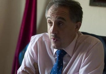 Los testigos indican que la niña no fue golpeada por el coche del jefe de la Policía Municipal, sino que su madre tiró de ella