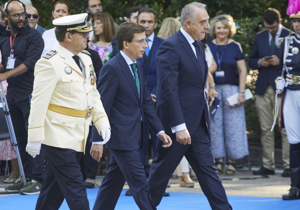Pablo Enrique Rodríguez (derecha), con Martínez-Almeida, en la festividad del patrón de la Policía Municipal, en 2023