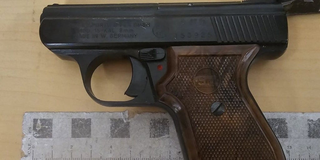 Un hombre encañona con una pistola a pasajeros del Metro de Madrid en el vestíbulo y un convoy