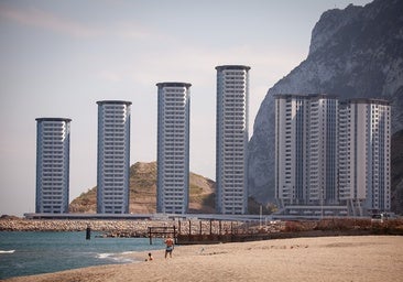 La Justicia española pone la lupa por primera vez en la expansión de Gibraltar en aguas españolas