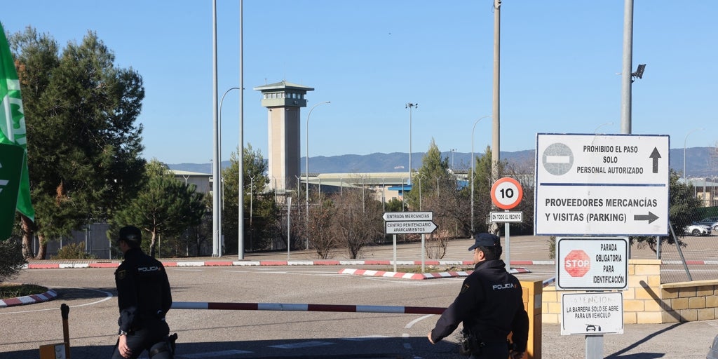 La directora de la prisión de Córdoba pide su relevo en medio de la polémica por las agresiones a los funcionarios