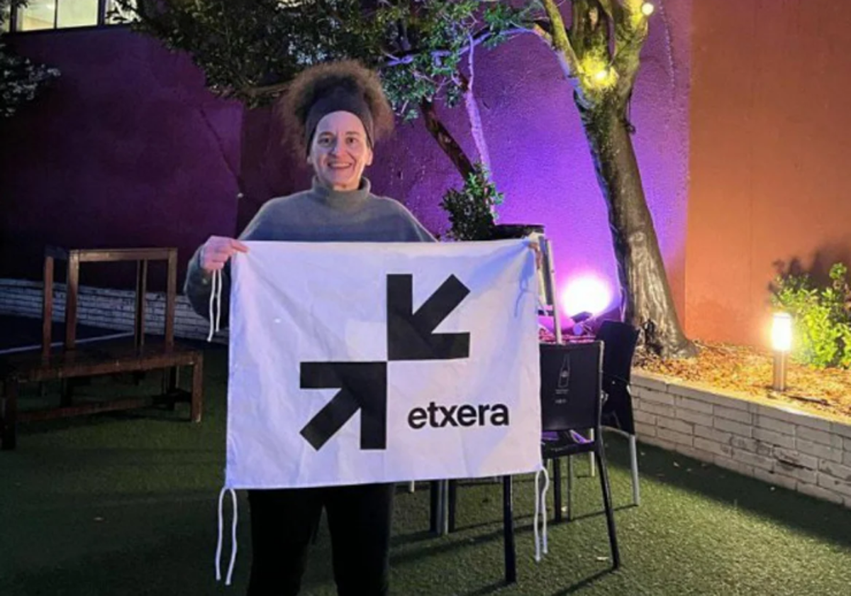 La etarra Ainhoa Ozaeta tras su salida de prisión con una bandera de Etxera