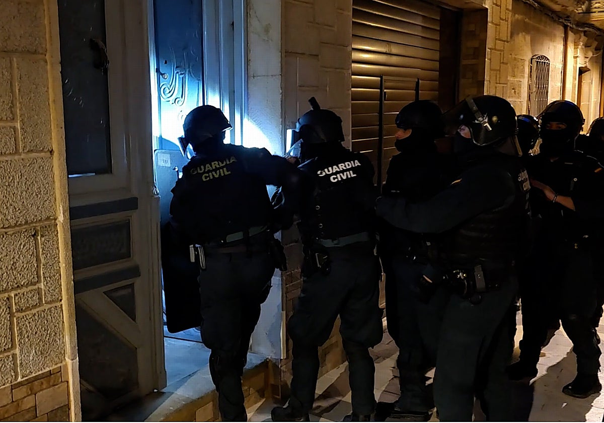 La Guardia Civil accede a una vivienda para liberar a los trabajadores inmigrantes