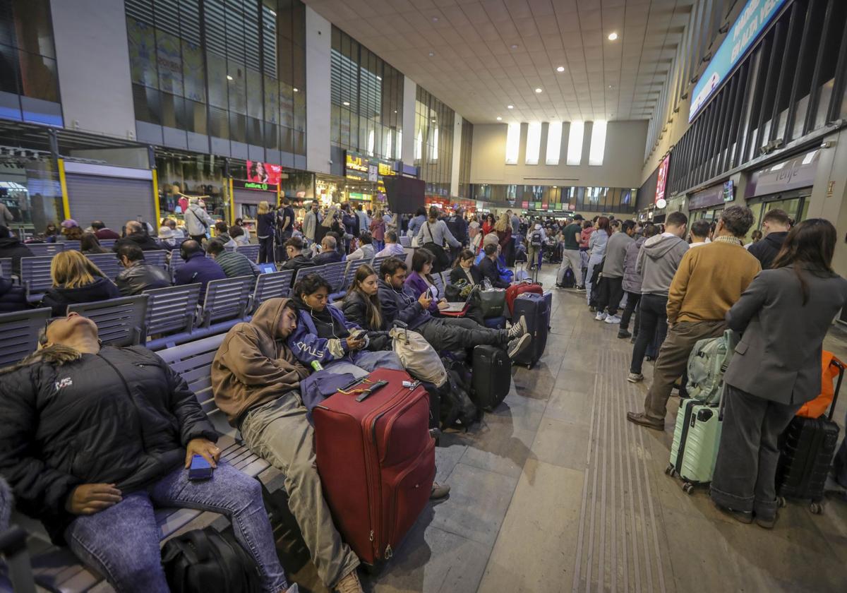 Imagen de saturación y espera en la estación de Santa Justa de Sevilla el día del caos ferroviaria