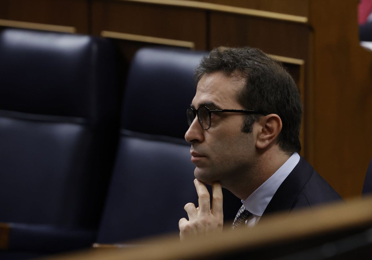 El ministro de Economía, Comercio y Empresa, Carlos Cuerpo, escucha la fijación de posiciones de los grupos parlamentarios ante el real decreto ley contra los aranceles de Donald Trump