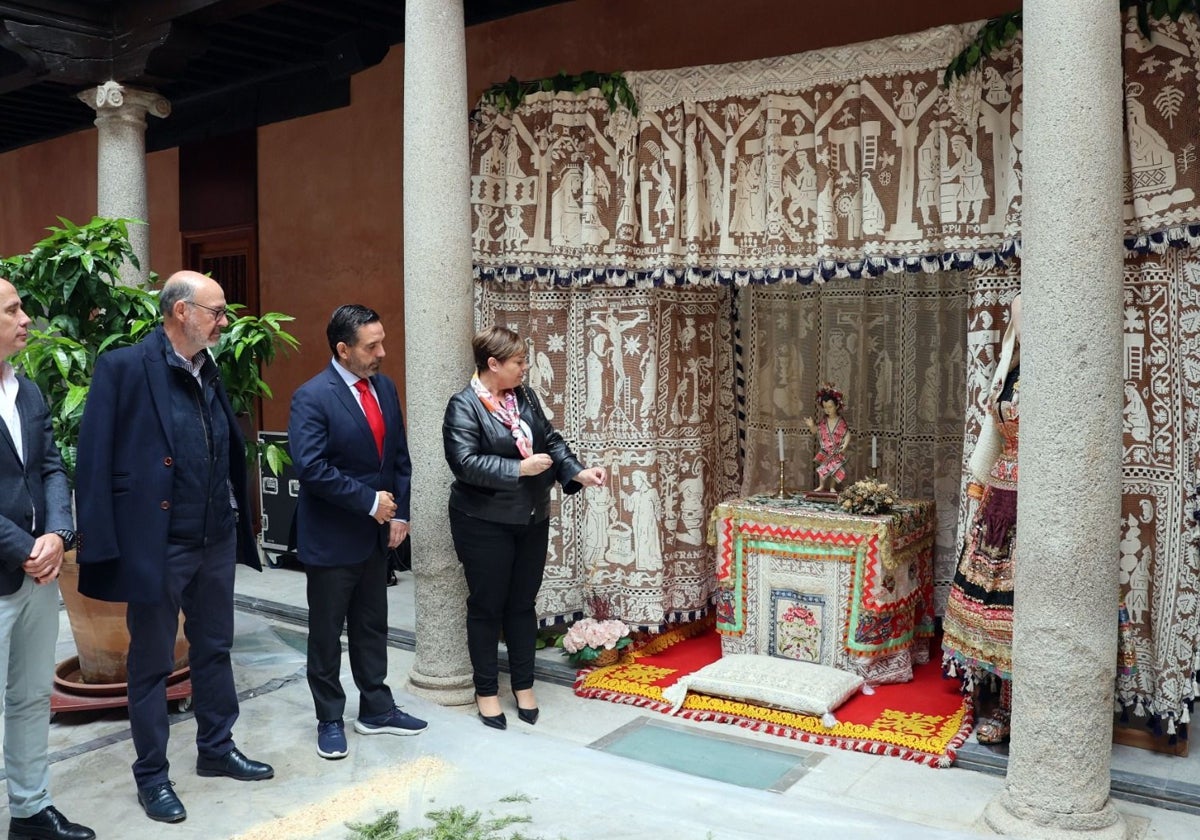 Autoridades observan un altar del Corpus de Lagartera